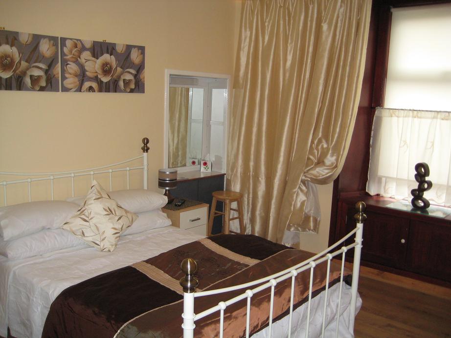 Positano Bed and Breakfast is a Bed and Breakfast Glasgow